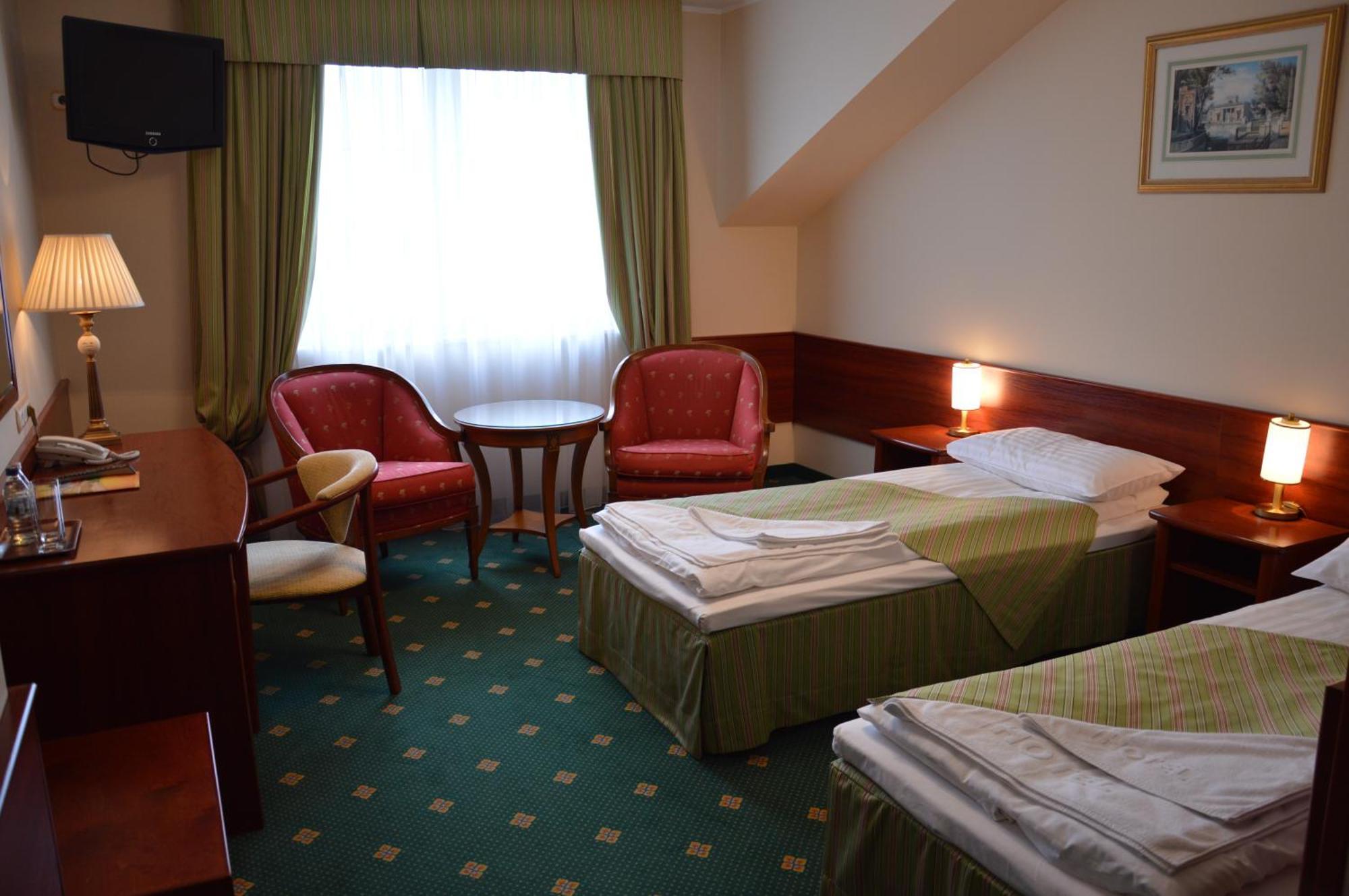 Hotel Batory Tluszcz Exterior photo