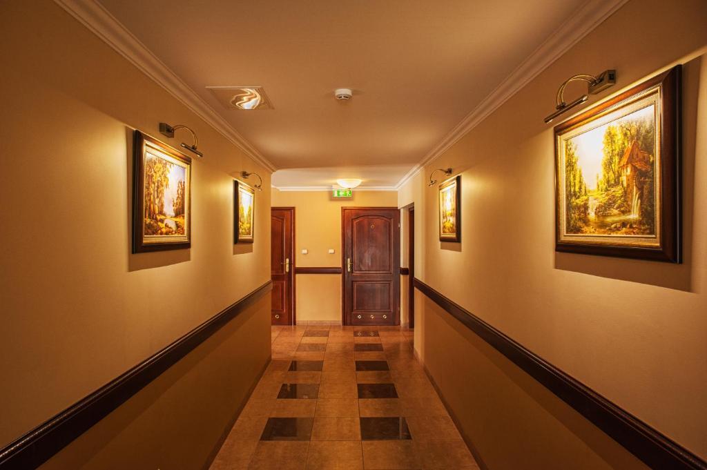 Hotel Batory Tluszcz Exterior photo