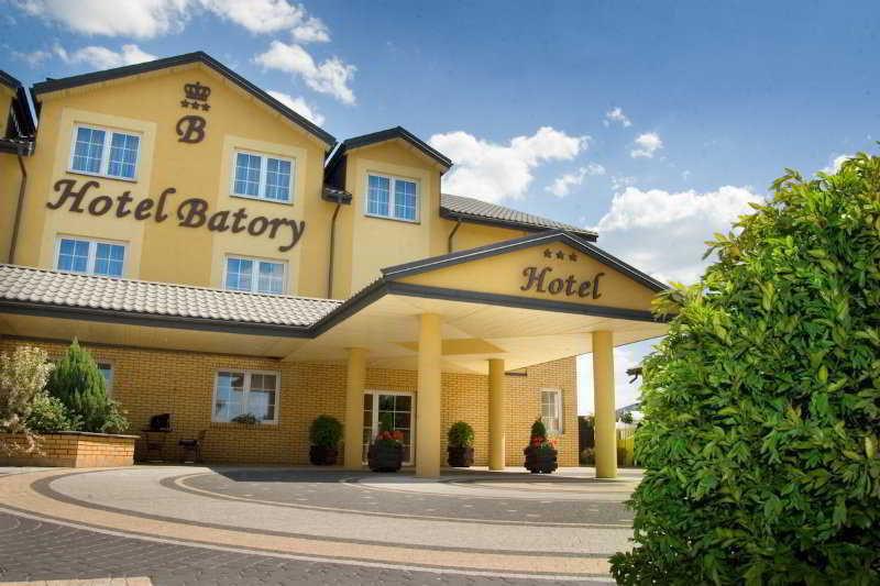 Hotel Batory Tluszcz Exterior photo