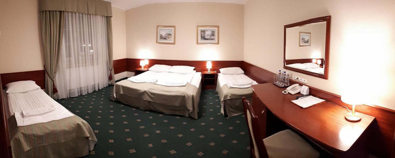 Hotel Batory Tluszcz Exterior photo