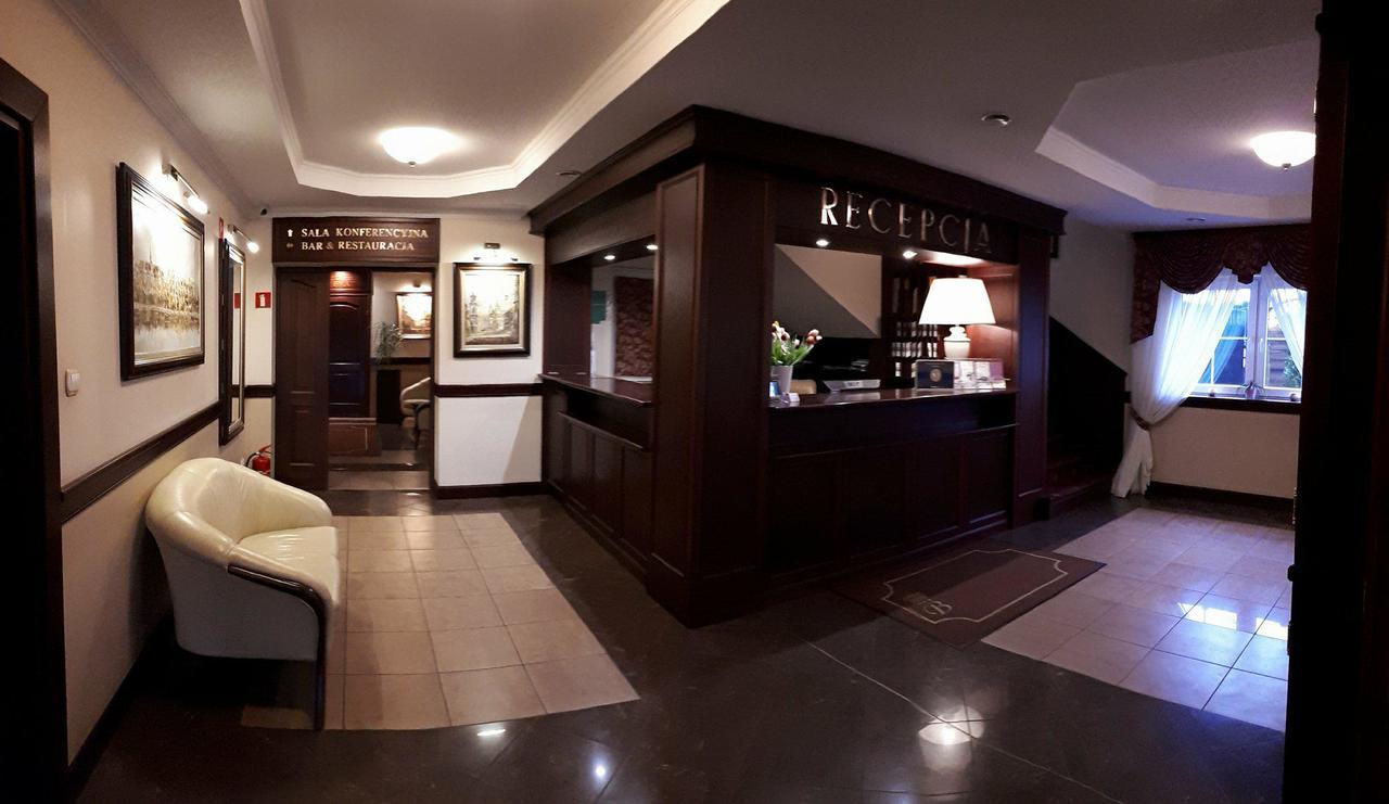 Hotel Batory Tluszcz Exterior photo