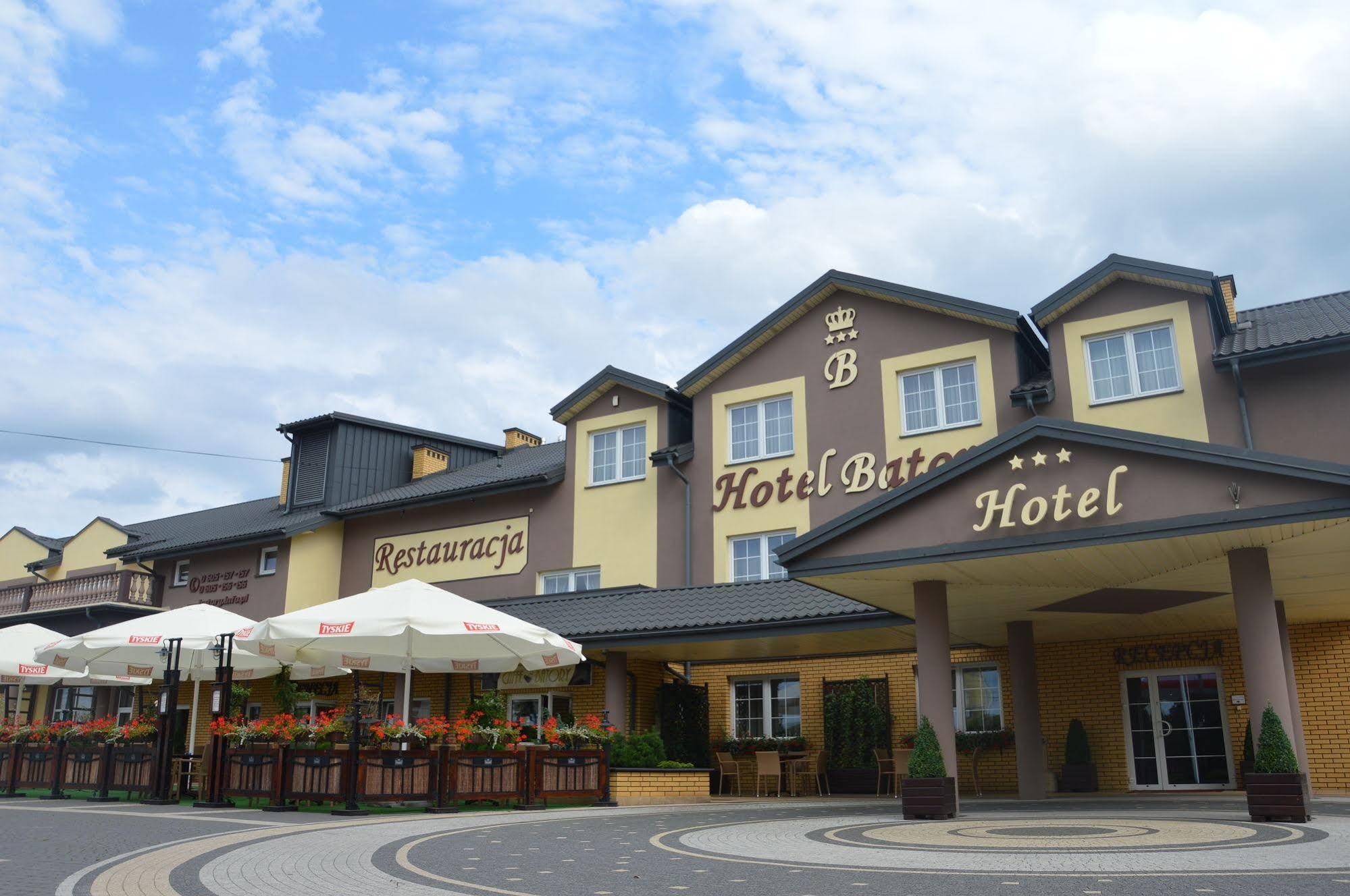 Hotel Batory Tluszcz Exterior photo
